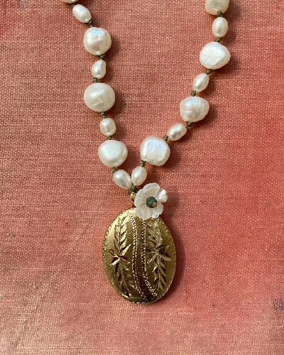 Pearl and vintage locket necklace/mother of pearl, emerald