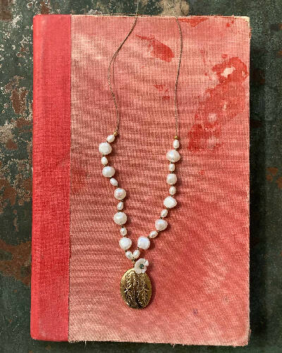 Pearl and vintage locket necklace/mother of pearl, emerald