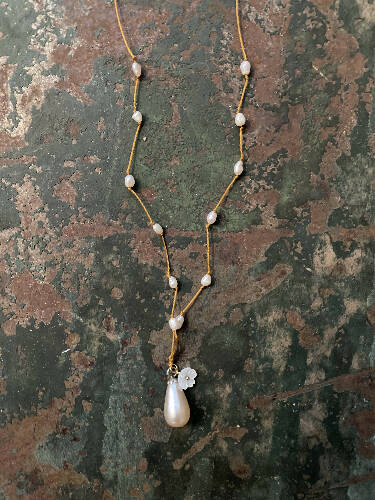 Pearl necklace/vintage/baroque/mother of pearl