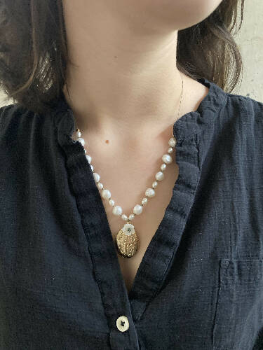Pearl and vintage locket necklace/mother of pearl, emerald